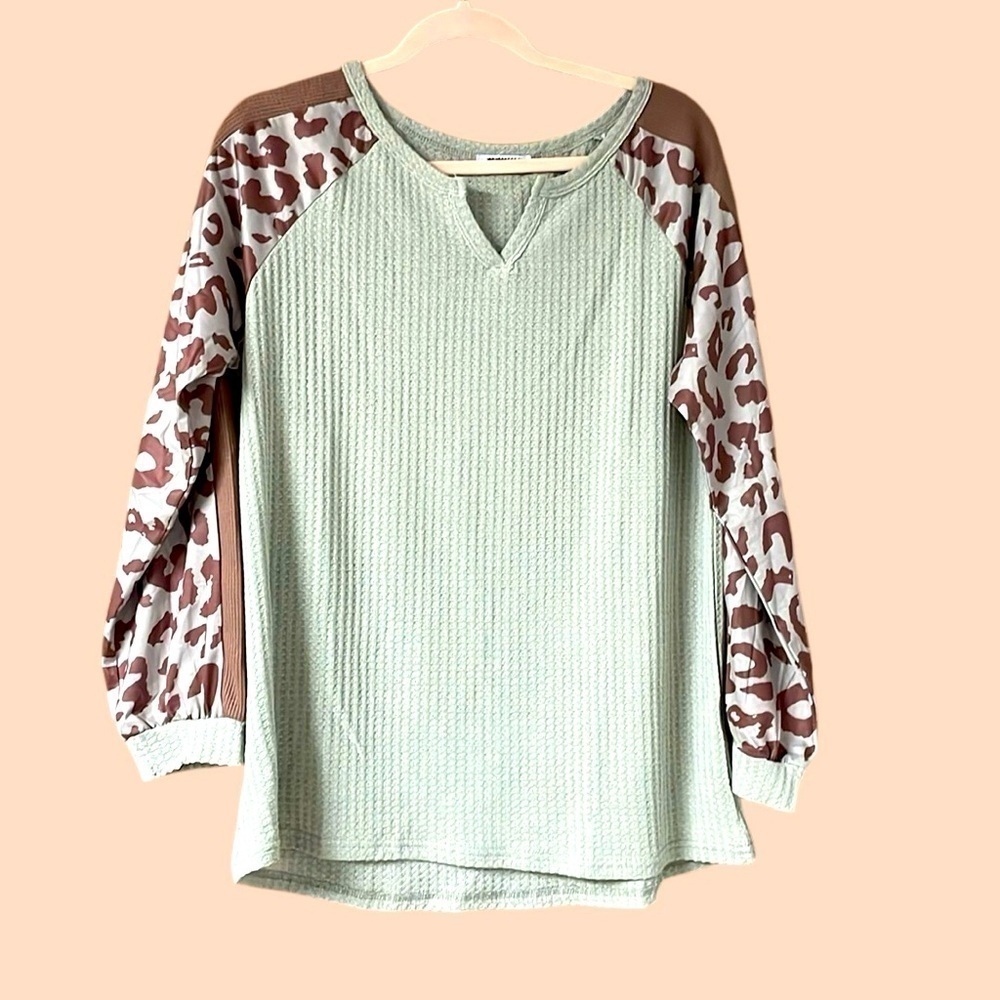 size large gray waffle knit top with cheetah printed sleeves